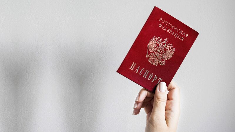 Файл:Ru-Passport-hand.jpg