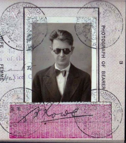 Файл:Uk-passport-photo-glasses.jpg