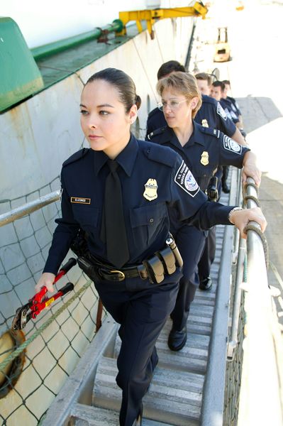 Файл:US female officers going aboard a ship.jpg